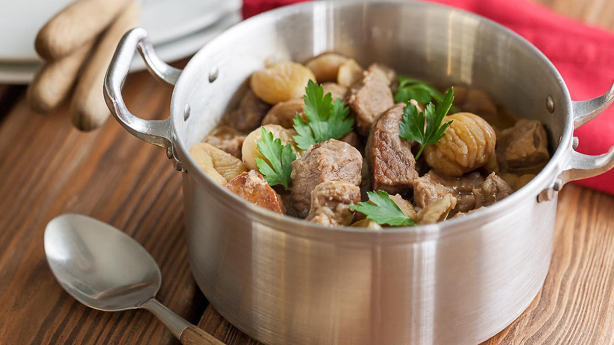 CARNE DE PORCO ESTUFADA COM CASTANHAS