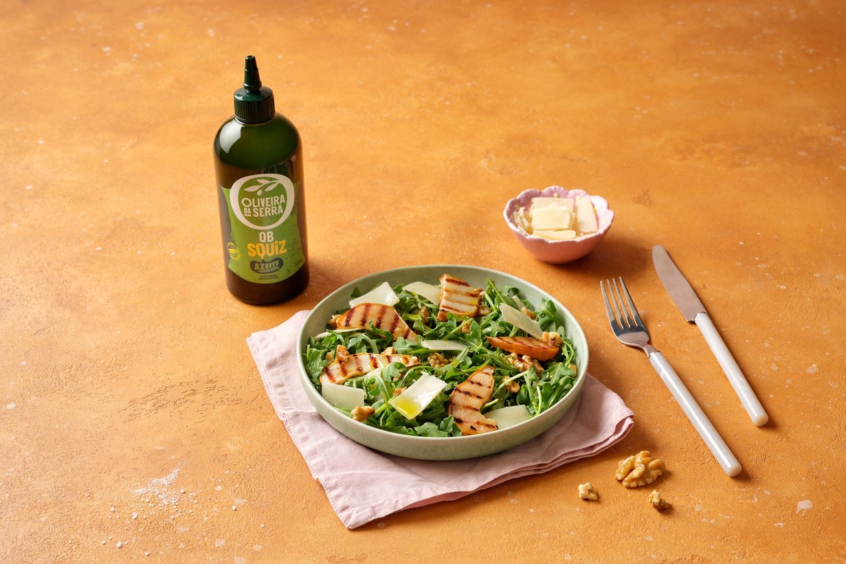 Salada de rúcula, pêra grelhada, nozes e parmesão