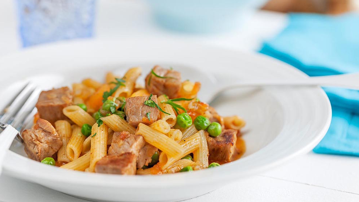 MACARRONETE COM JARDINEIRA DE CARNE