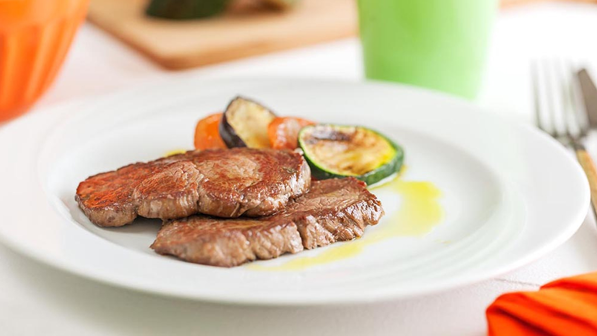 BIFE DE VITELA COM LEGUMES GRELHADOS