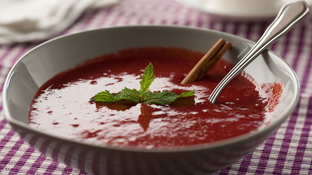 SOPA DE MORANGOS COM HORTELÃ E CANELA