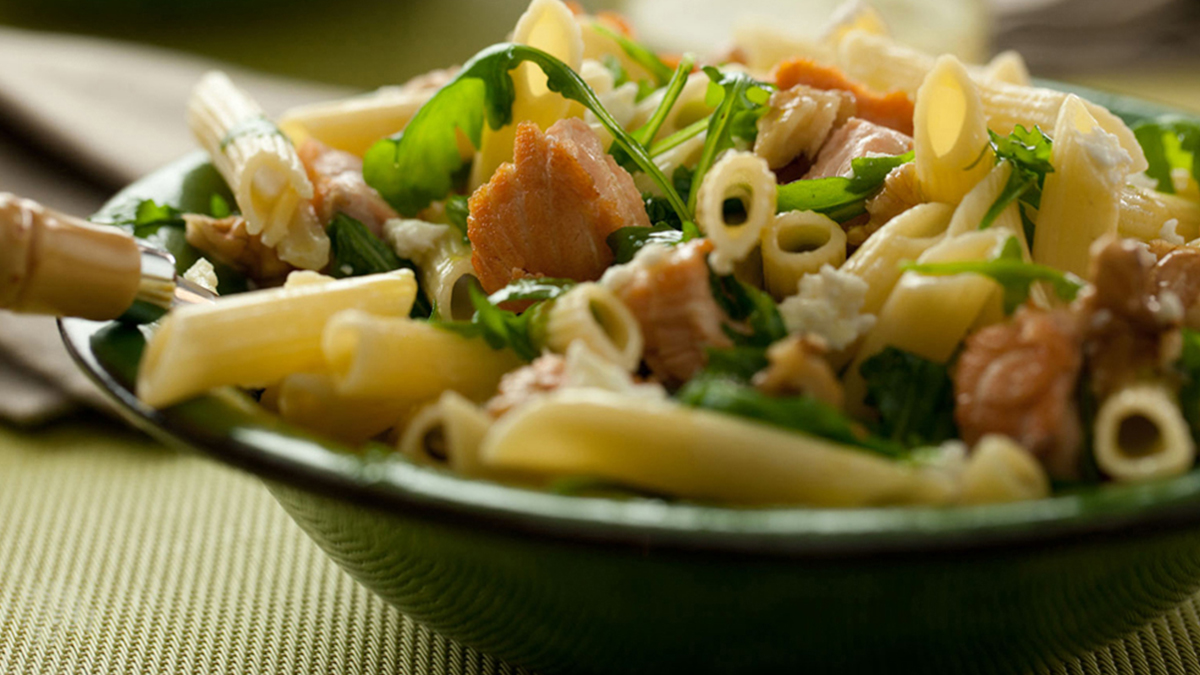 PENNE DE SALMÃO COM NOZES, REQUEIJÃO E COENTROS