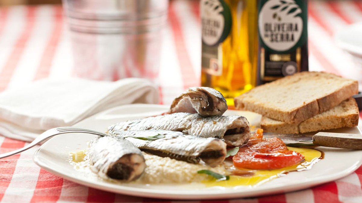 SARDINHA NO FORNO COM TOMATE