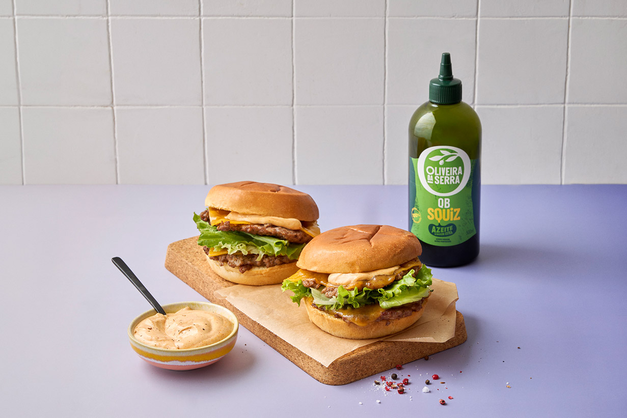 Smash burger com cheddar e molho caseiro