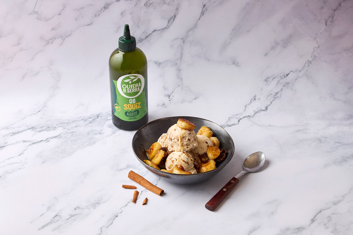 Gelado com banana caramelizada e azeite