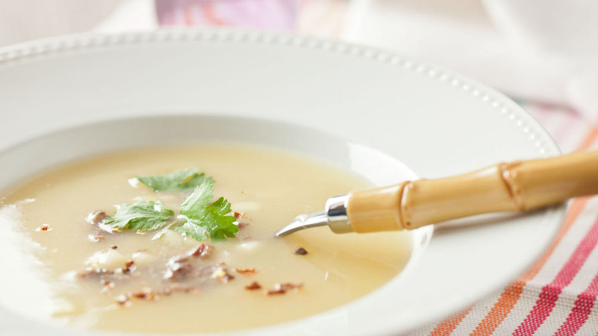 SOPA FRIA DE MAÇÃ E LIMÃO COM OVAS DE SALMÃO E ANCHOVAS