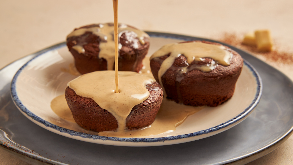 Bolo fofo de chocolate negro com molho de chocolate branco e café