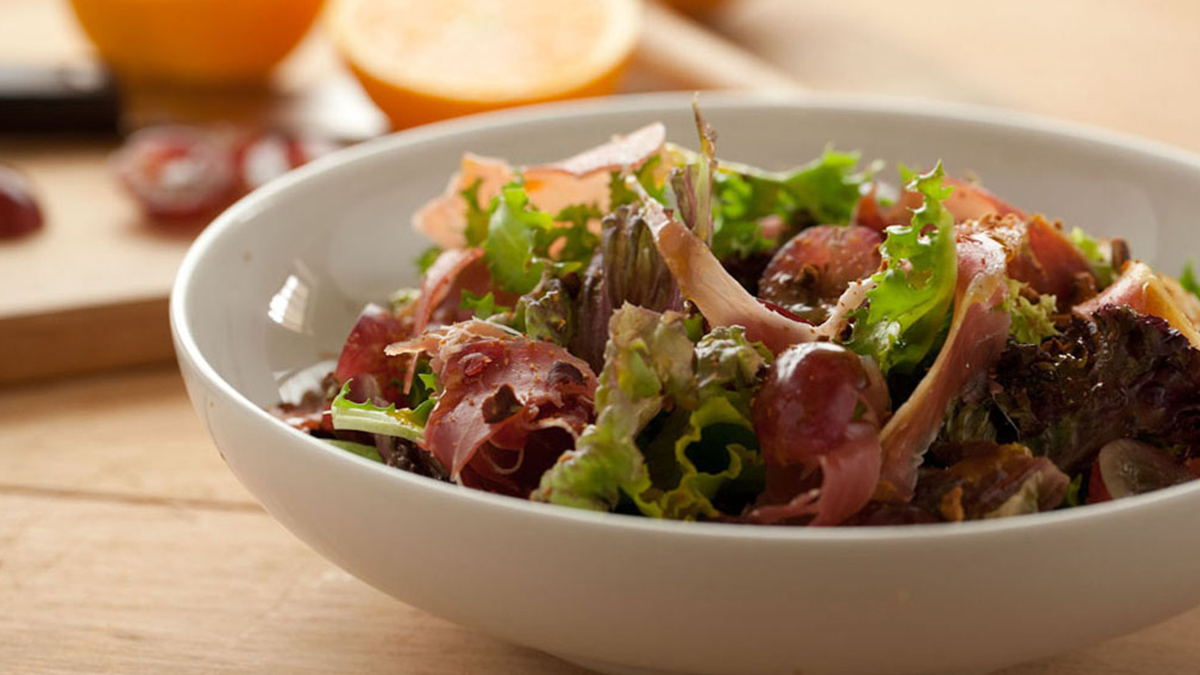 SALADA DE PRESUNTO, ALFACES VARIADAS, UVAS E AZEITE DE LARANJA