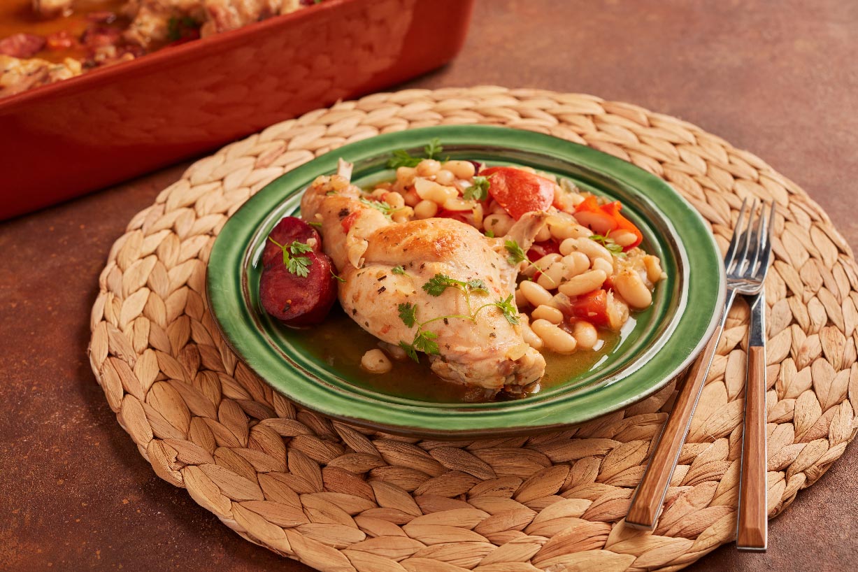 Coelho estufado com feijão branco e salsa