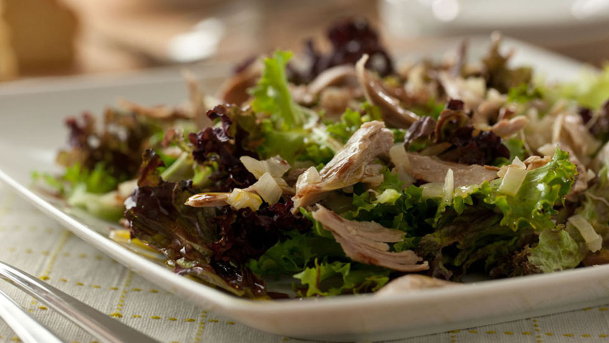 SALADA DE FRANGO DO CAMPO COM FRUTOS SECOS