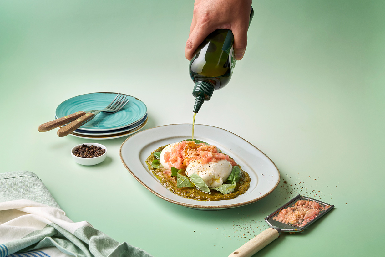 Burrata com tomate congelado e pesto