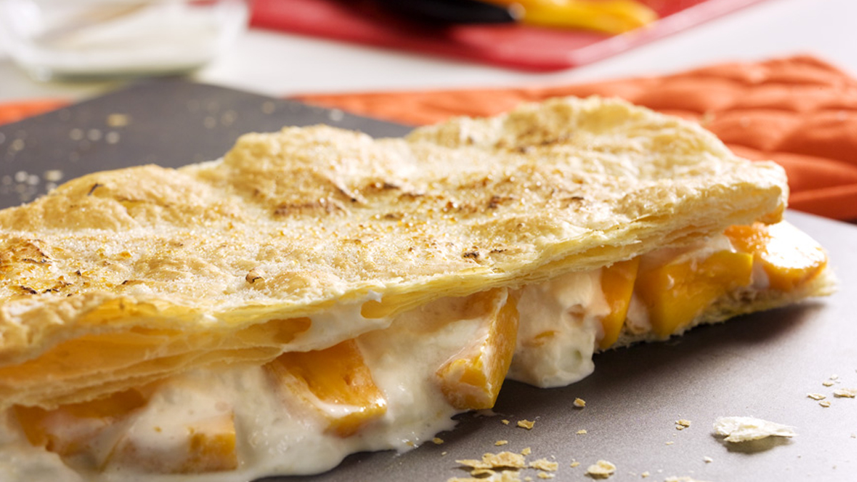 FOLHADO DE MANGA E GELADO DE CÔCO COM CREME DE ANANÁS