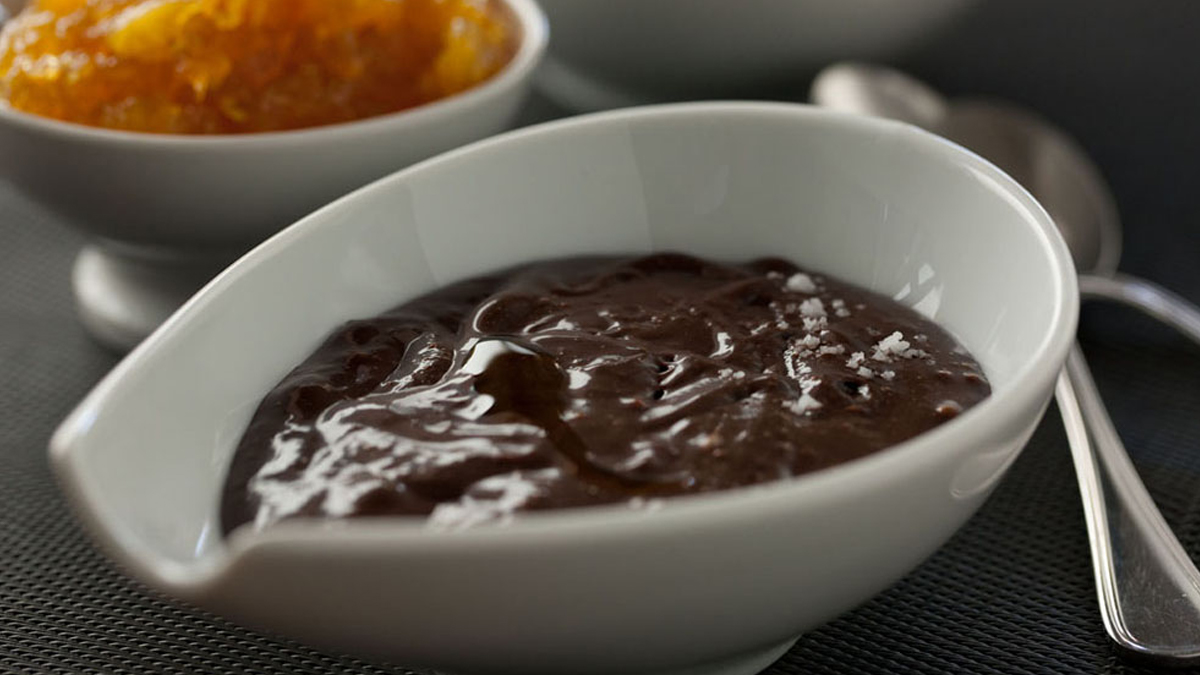 MUSSE DE CHOCOLATE COM COMPOTA ANANÁS