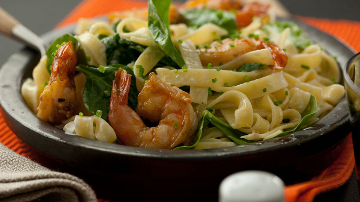 TAGLIATELLE COM CAMARÃO ESPINAFRES E ALHO