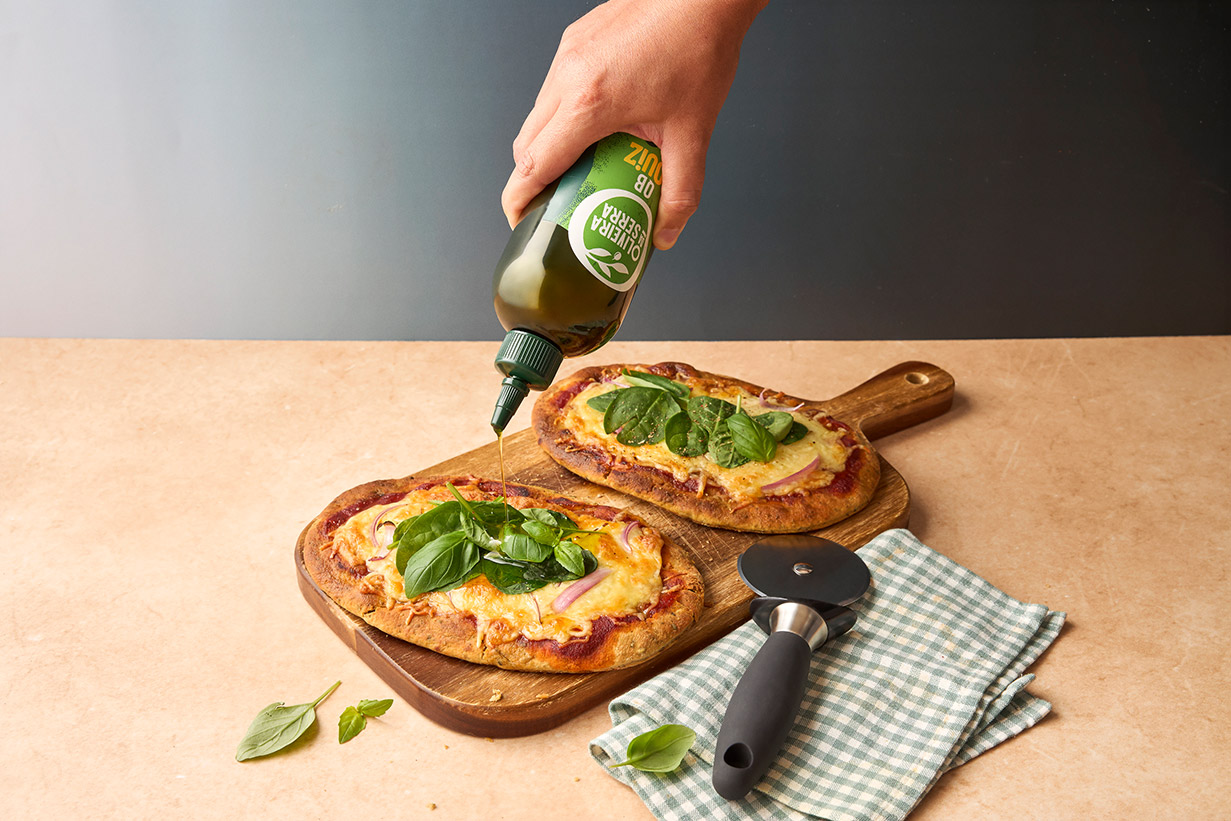 Pizza de pão naan com cebola roxa e espinafres