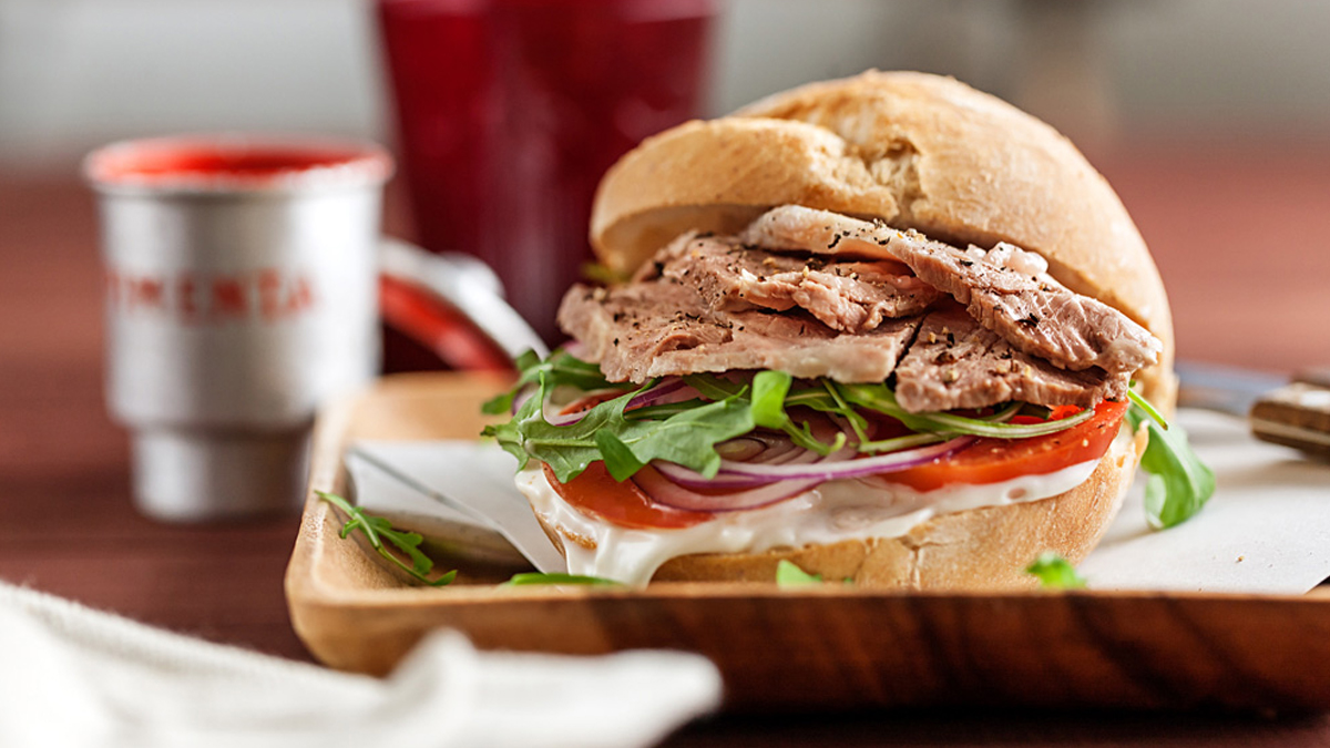 SANDWICH DE VITELA ASSADA, MAIONESE DE MOSTARDA, BACON SECO E RÚCULA