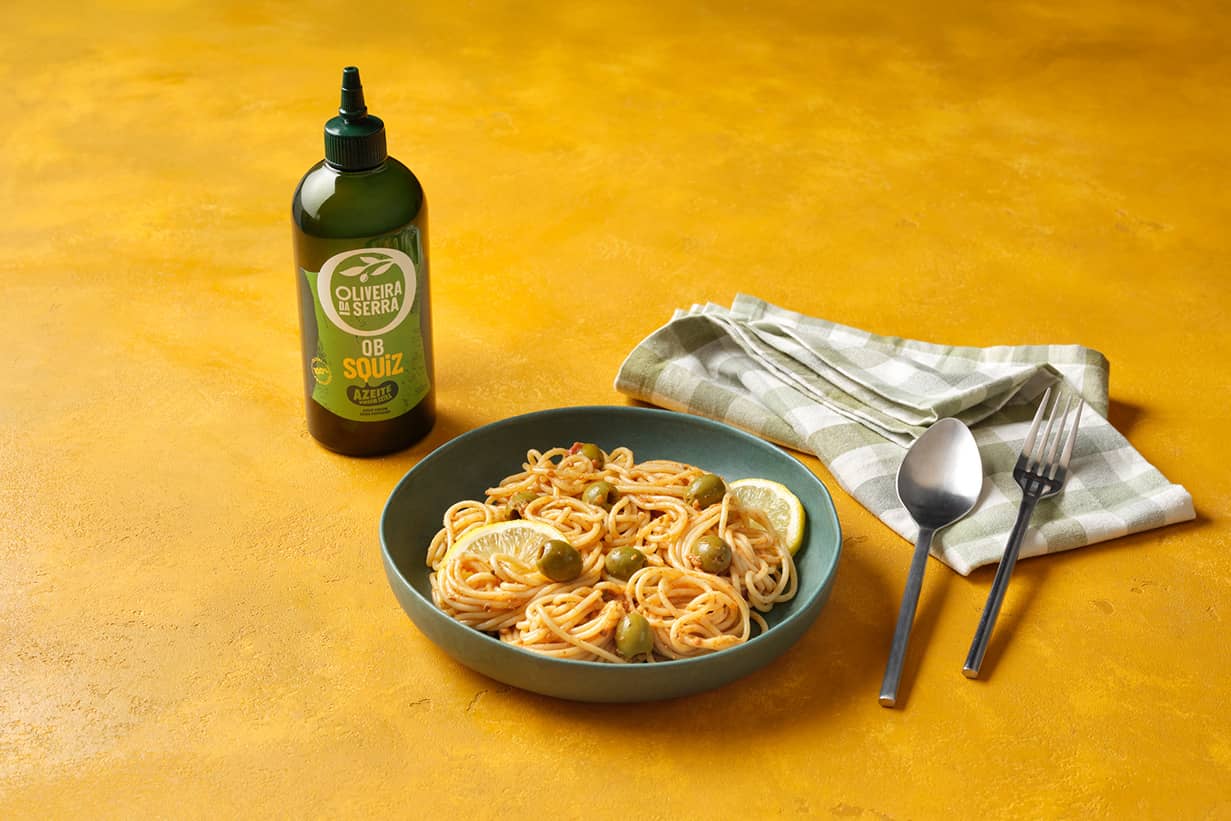 Esparguete com limão, azeitonas verdes e pesto de ricotta