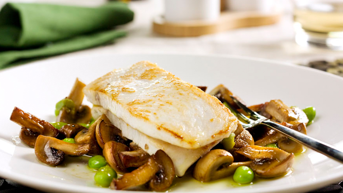 GAROUPA CORADA COM FAVAS E COGUMELOS