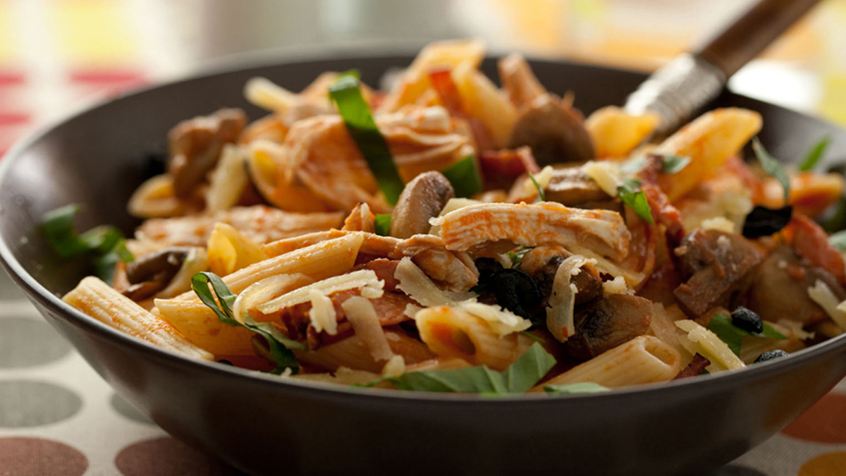 PENNE COM FRANGO DO CAMPO, MOLHO DE TOMATE, QUEIJO ILHA E AZEITONAS