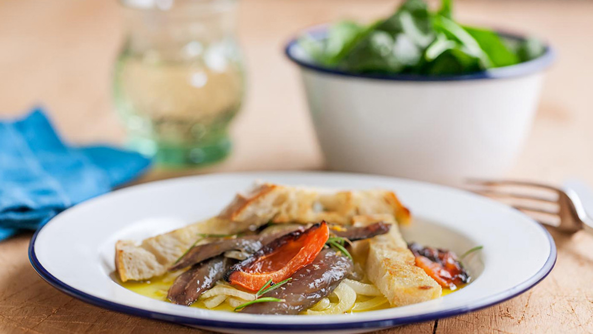 CAVALA NO FORNO COM TOMATE CONFITADO E ALECRIM