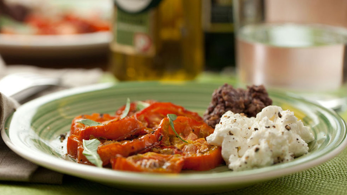 TOMATE ASSADO COM REQUEIJÃO E AZEITONAS