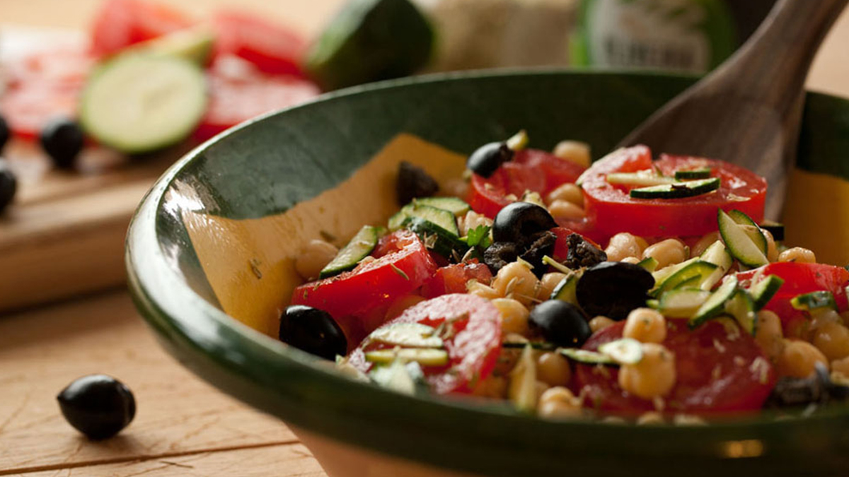 SALADA DE ALFACE, GRÃO, AZEITONAS, TOMATE , CURGETES E ORÉGÃOS