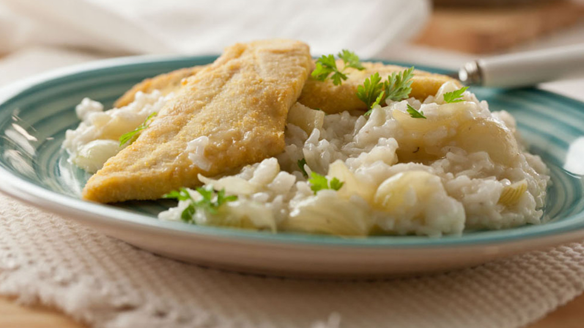 FILETES DE PEIXE GALO COM ARROZ DE CEBOLAS NOVAS