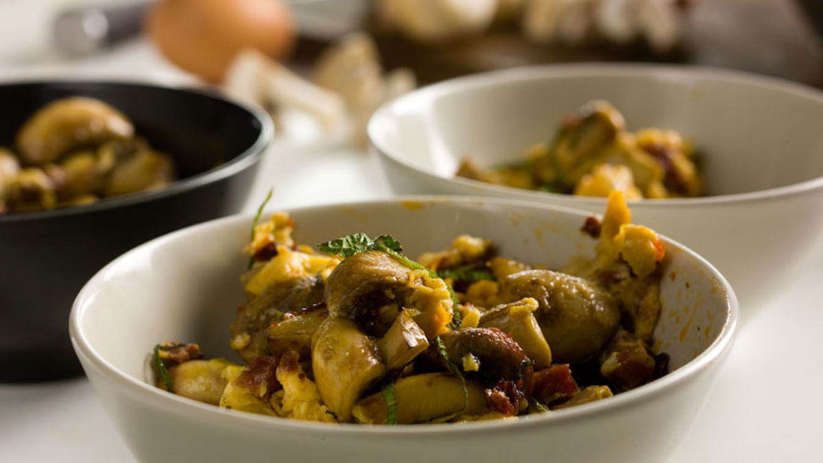 COGUMELOS E OVOS EM SALADA COM LINGUIÇA DE PORCO PRETO E HORTELÃ