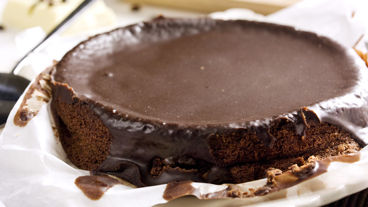 BOLO FOFO DE CHOCOLATE NEGRO COM MOLHO DE CHOCOLATE BRANCO E CAFÉ