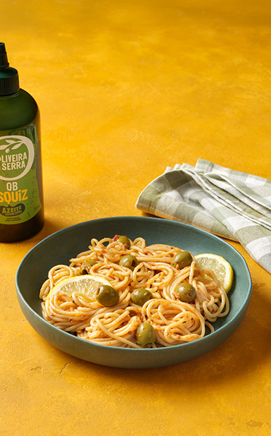 Esparguete com limão, azeitonas verdes e pesto de ricotta