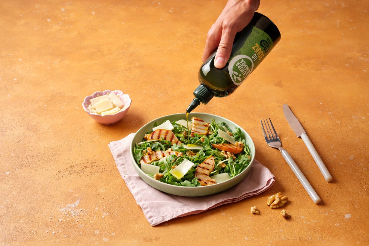 Salada de rúcula, pêra grelhada, nozes e parmesão