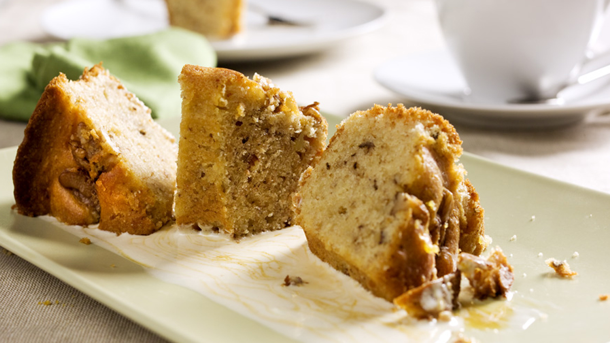 BOLO DE NOZ COM MOLHO DE CARAMELO