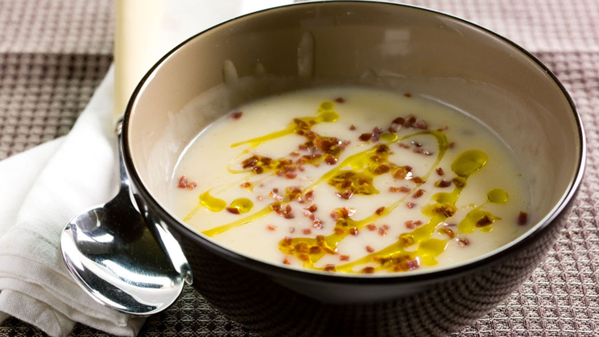CREME DE FEIJÃO BRANCO E AIPO COM AZEITE, CHOURIÇO E COENTROS