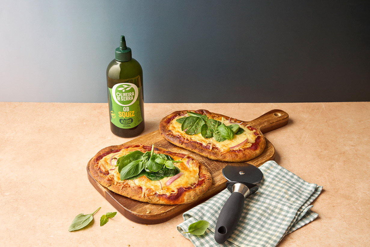 Pizza de pão naan com cebola roxa e espinafres