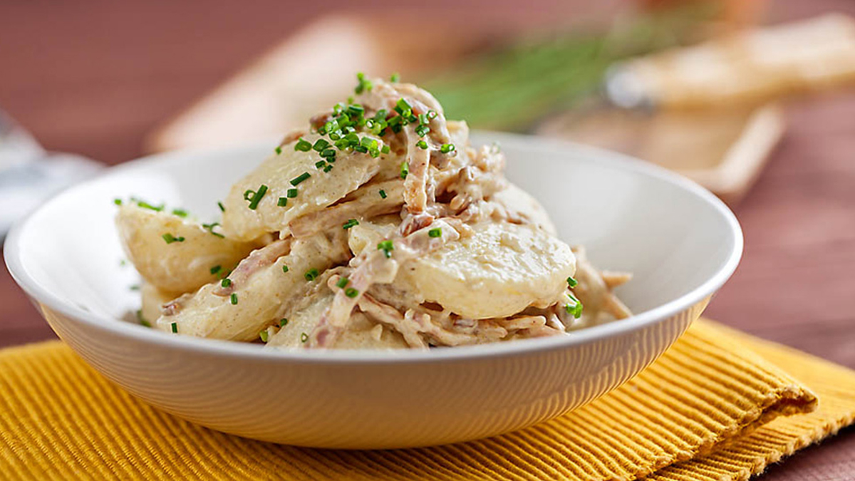 SALADA DE BATATA COM PANÇA DE PORCO ESTALADIÇA E CARIL