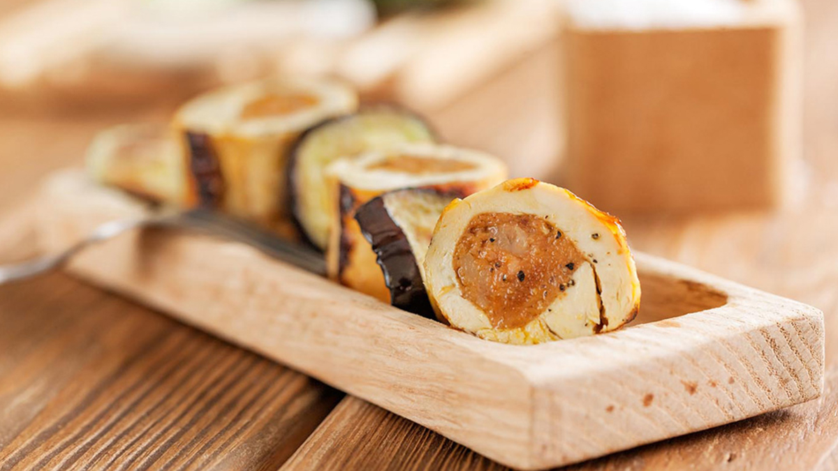 PEITO DE FRANGO RECHEADO COM FARINHEIRA, LEGUMES GRELHADOS