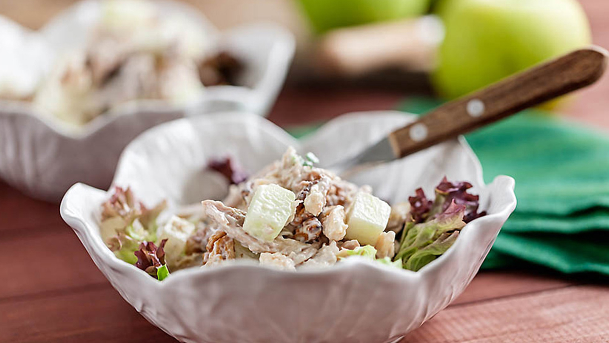 SALADA DE FRANGO ASSADO COM MAÇÃ, NOZES E CEBOLINHO