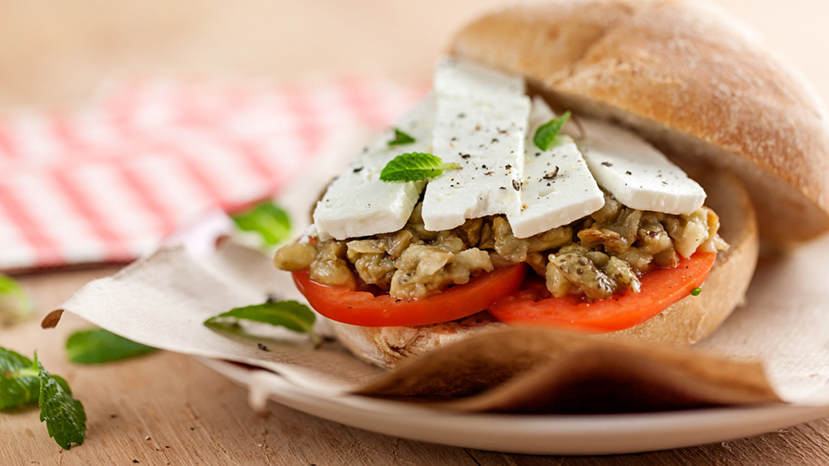 SANDUÍCHE DE BERINGELA ASSADA, TOMATE GRELHADO E QUEIJO FETA