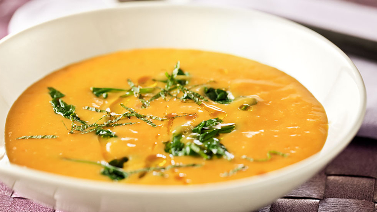 CREME DE LEGUMES COM GENGIBRE E SALADA DE ESPINAFRES