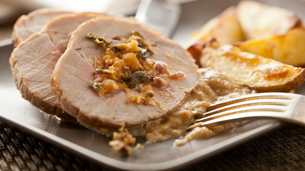 LOMBO DE PORCO COM FARINHEIRA E AZEITONA VERDE