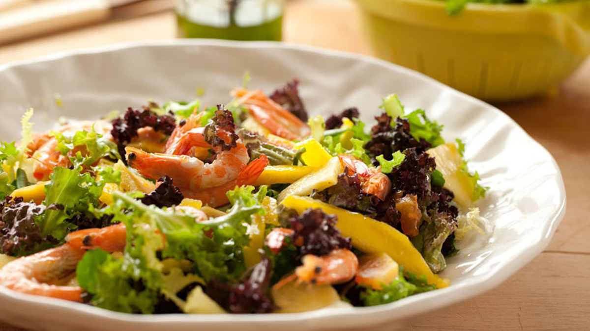 SALADA DE CAMARÃO, FRUTOS TROPICAIS E ALFACES COM AZEITE DE SALSA