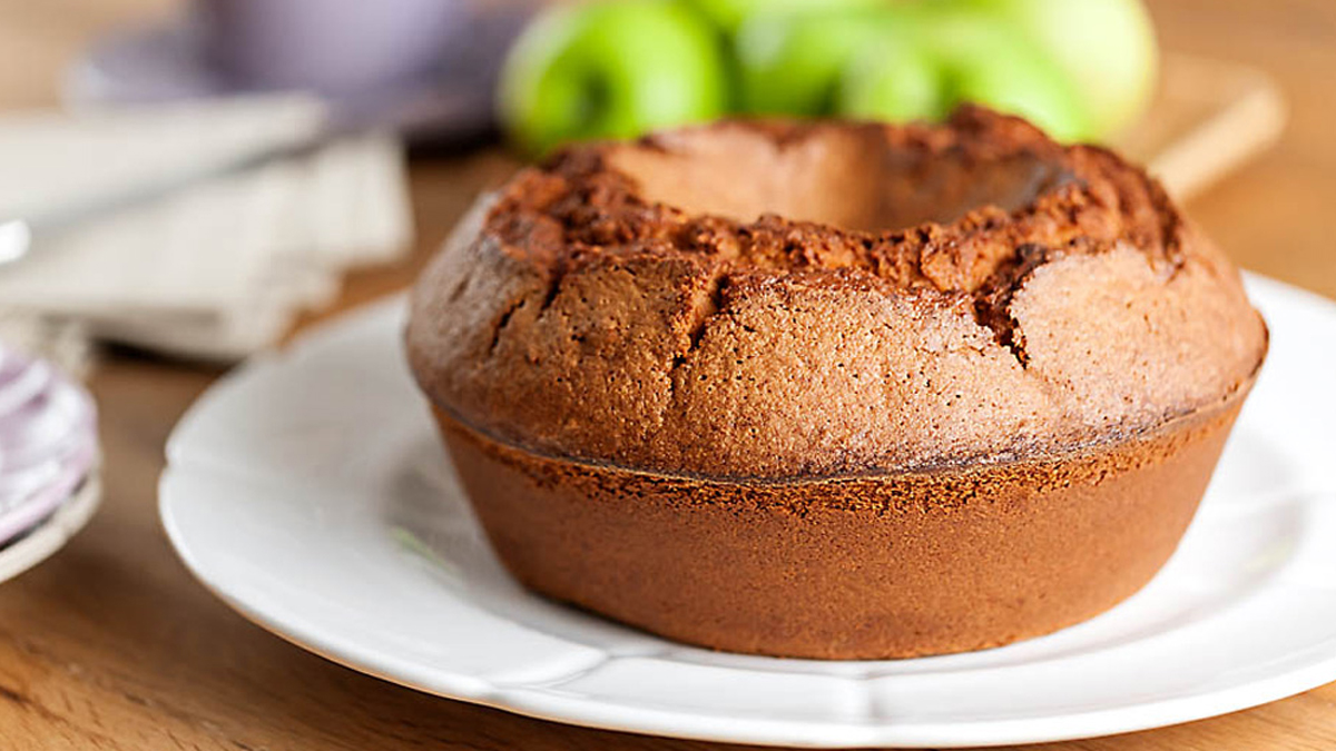 BOLO DE MAÇÃ E AMÊNDOA, AZEITE DE ESPECIARIAS E GELADO DE NATA