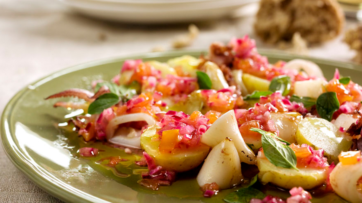 LULAS CORADAS EM SALADA DE BATATAS