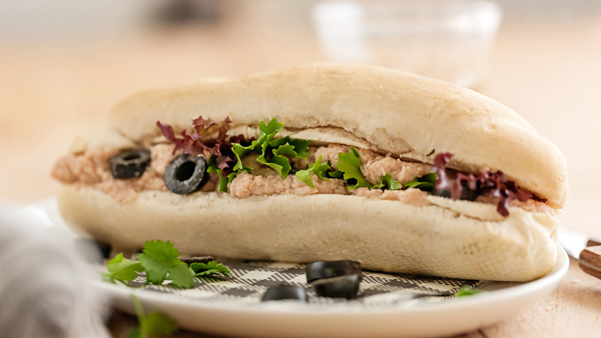 BAGUETE DE TRIGO, MUSSE DE ATUM, AZEITONAS E COENTROS
