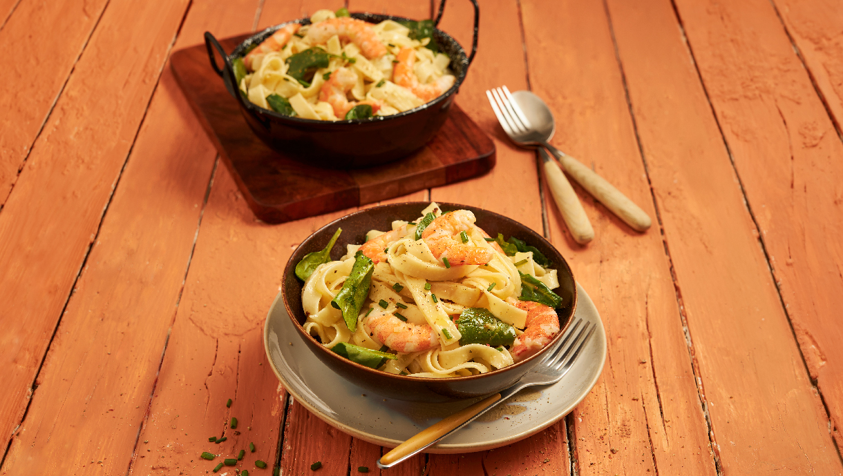 Tagliatelle com camarão espinafres e alho