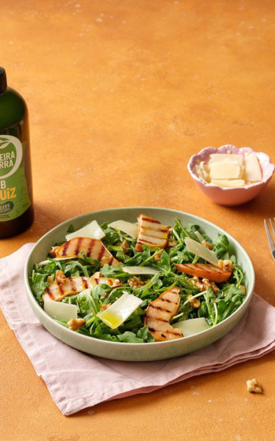 Salada de rúcula, pêra grelhada, nozes e parmesão