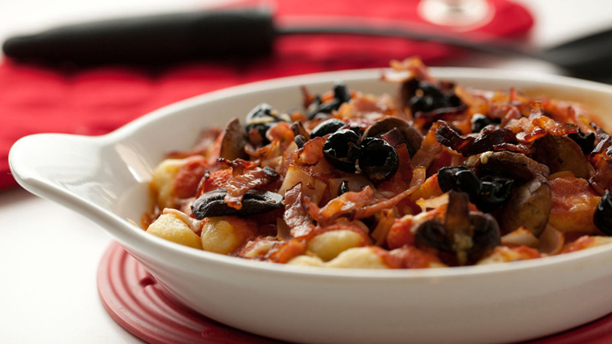NHOQUES COM COGUMELOS, AZEITONAS E TOMATE
