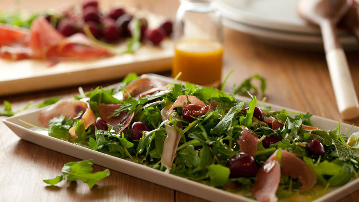 SALADA DE RÚCULA COM PRESUNTO E CEREJA