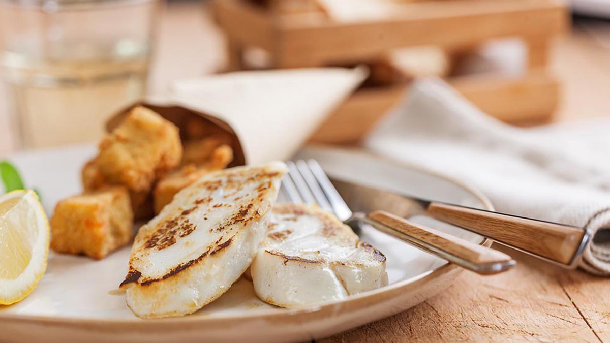 FILETES DE ESPADA CORADOS, MILHOS DE CAMARÃO E SALADA DE ESPINAFRES