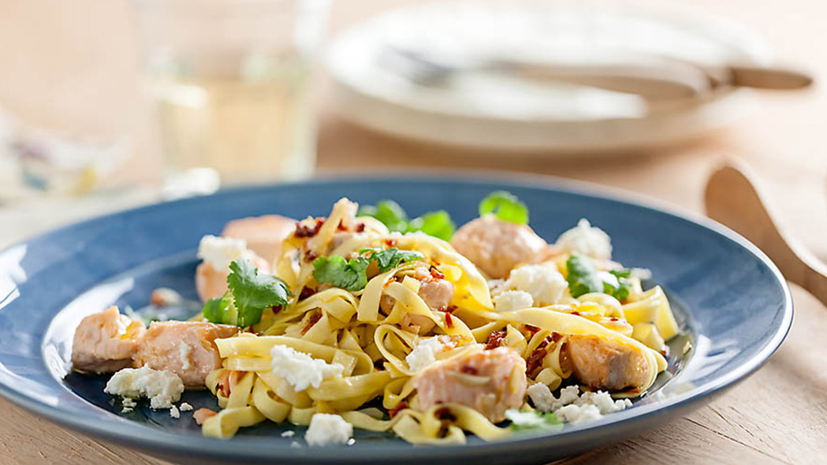 TAGLIATELLE DE SALMÃO COM PINHÕES E REQUEIJÃO